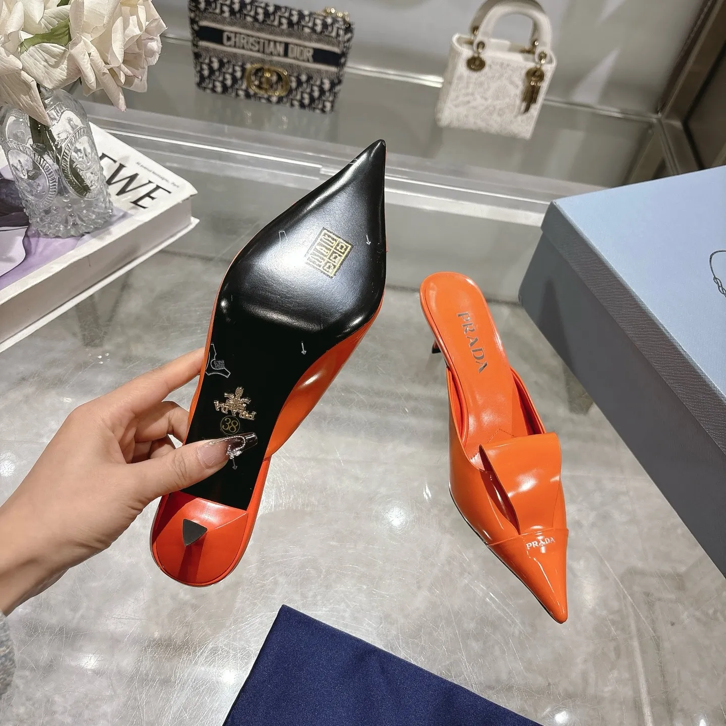 👟👟Ex-factory price 540👟👟 High version ex-factory PRADA* Prada 25ss spring and summer new Mary Jane pointed-toe high-heeled shoes fashion shoes. Purchased from the original version and developed 1:1, perfect details, comfortable on the feet, can be matched with beautiful spring and summer clothes, exquisite and durable 🤩 ✔Upper: original open-edge beaded cowhide ✔Inner: sheepskin ✔Outsole: Italian genuine leather outsole ✔Heel height: 5.5cm, 7.5cm ✔Number of yards: 35-40 (41 customized, non-refundable) ✔Packaging: Original full set of packaging